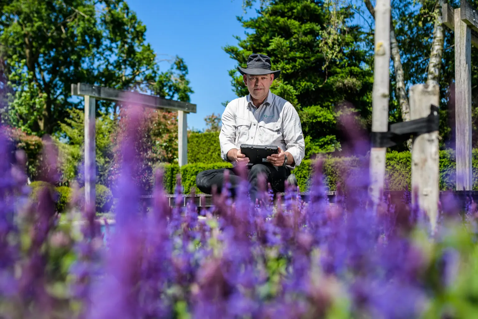 Arjan Brok eigenaar zwembad, tuinontwerp en aanleg
