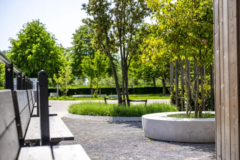 Park aanleg zitbanken bomen grind