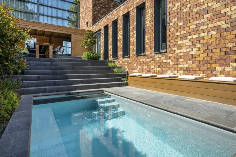 zithoek tafel kussens overkapping Tuinproject tuinhuis en plunge pool - Beuningen
