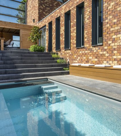 zithoek tafel kussens overkapping Tuinproject tuinhuis en plunge pool - Beuningen